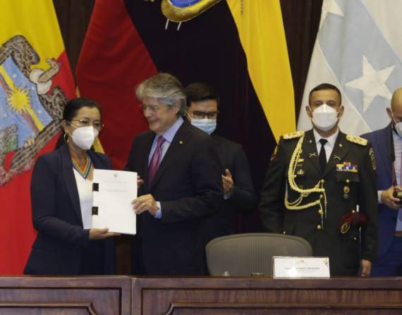 Momento en que el mandatario entrega el documento a la presidenta de la Asamblea, Guadalupe Llori.