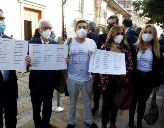 Miembros de la Coalición de la Esperanza sostienen una lista con nombres de personas fallecidas durante las protestas desarrolladas en Colombia.