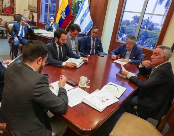 El Jefe de Estado (segundo desde la derecha) reunido con su equipo de trabajo.