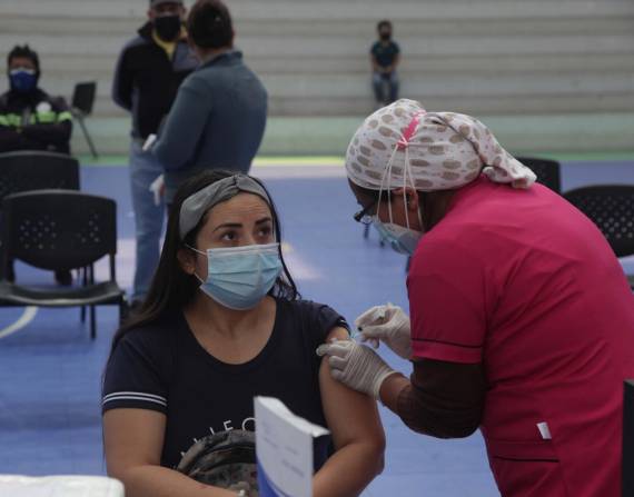 Una mujer recibe una dosis de la vacuna contra la covid-19 en un punto de vacunación de Ecuador.
