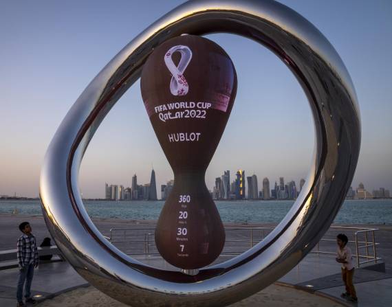 Doha.- Un par de niños observa el reloj que marca la cuenta regresiva hacia el Mundial de Catar.