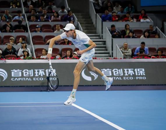 El italiano Jannik Sinner venció al español Carlos Alcaraz en la semifinal del Abierto de China.