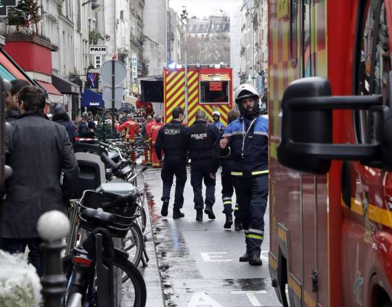 Efectivos de la policía y los servicios de emergencia en el lugar del tiroteo ocurrido en París. EFE/EPA/TERESA SUAREZ