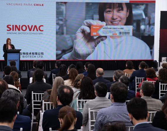 Fotografía hoy, de la ceremonia de inauguración de la construcción de la primera planta de la biofarmacéutica china Sinovac Biotech, en Santiago (Chile).