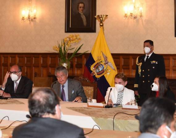 El presidente Lasso (c.) junto a algunos de sus ministros y líderes sindicales.
