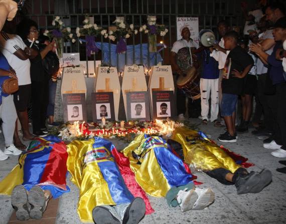 En memoria de los 4 niños de Las Malvinas, quienes fueron desaparecidos y luego asesinados.
