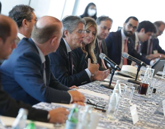 El mandatario (c.) durante su intervención ante casi 100 inversionistas.