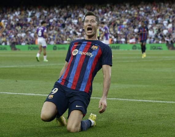 Robert Lewandowski del Barcelona celebra tras anotar el primer gol ante Valladolid en la Liga española, el domingo 28 de noviembre de 2022. (AP Foto/Joan Monfort)