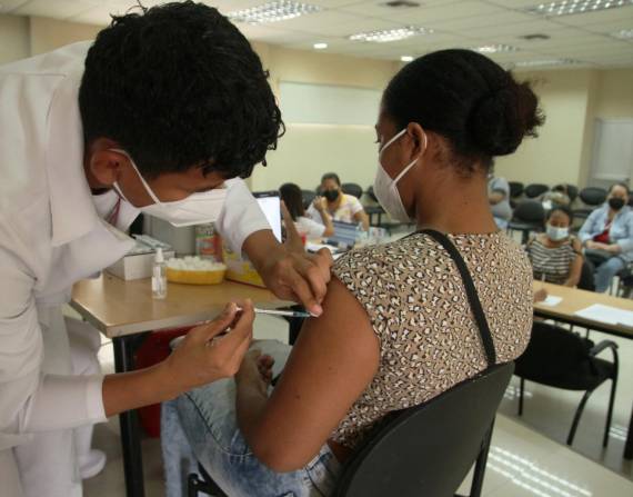 Guayaquil, viernes 21 de enero del 2022 Distritos Educativos hacen un llamado para que acudan a sus puntos de vacunación, donde se están inoculando a estudiantes y padres de familias. Fotos:César Muñoz/API