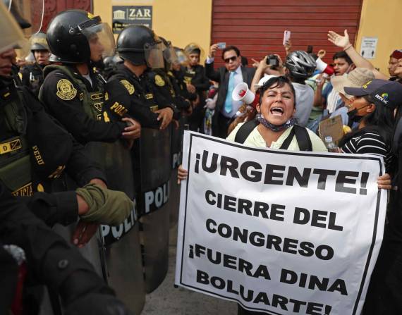 Ciudadanos protestan hoy junto a la sede de la Prefectura, donde se encuentran los manifestantes detenidos, en Lima (Perú). La Policía Nacional de Perú detuvo este sábado a más de 200 personas tras el desalojo del campus de la Universidad Mayor de San Marcos de Lima. (Foto: EFE)