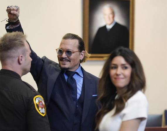 Johnny Depp en el juicio junto a una de sus abogadas, Camille Vasquez.