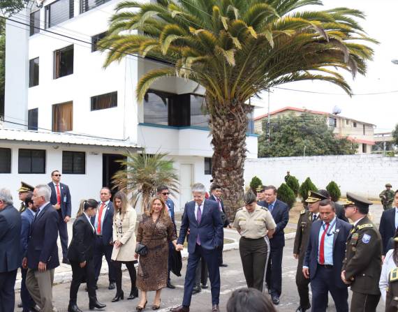 Imagen del 26 de septiembre. El presidente Guillermo Lasso; su esposa, María de Lourdes Alcívar, y varias autoridades de Estado recorrieron las instalaciones de la Escuela Superior de Policía, en Quito.