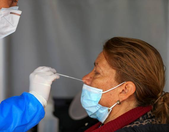 Una mujer se realiza una prueba PCR para detectar covid-19 en Quito, en una fotografía de archivo. EFE/José Jácome
