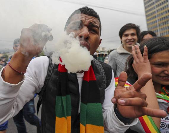 Simpatizantes y activistas a favor de la legalización de la marihuana marchan por las calles de Quito.