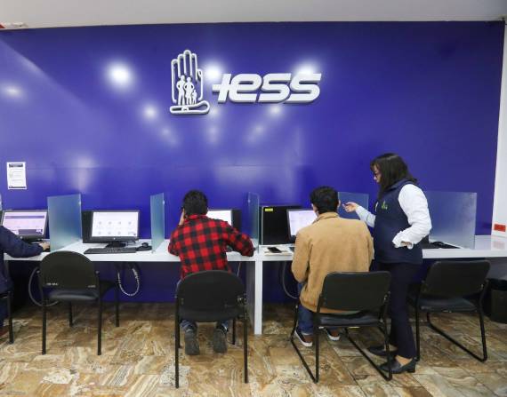 Centro de Atención Universal de Azuay, IESS, impulsa el agendamiento de turnos en lí­nea para atención ciudadana.