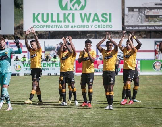 Agustín Rodríguez (2-i) y varios jugadores de Barcelona SC aplauden a los hinchas que asistieron al estadio de Mushuc Runa.
