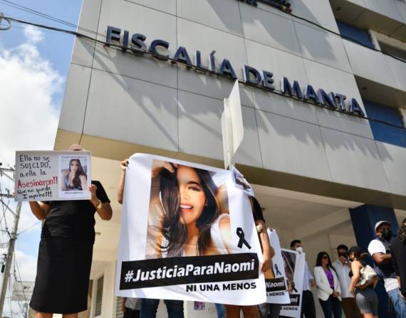 Este martes, en los exteriores del edificio de la FGE, en Manta, un grupo de personas pidió justicia por la muerte de Naomi.