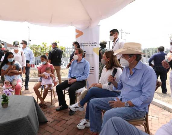 El primer mandatario, Guillermo Lasso, llegó a Guayaquil calmado, de celeste, con sombrero y junto a su esposa. Foto: Presidencia Ecuador
