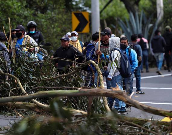 Indígenas de las comunidades de Cusubamba bloquean una carretera al norte de la ciudad durante una jornada de protestas contra el Gobierno, hoy, en Quito (Ecuador).