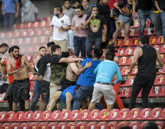 El fútbol ha sido víctima de actos violentos que han dado la vuelta al mundo en los últimos días, resaltando la agresividad de supuestos hinchas que agredieron a rivales.