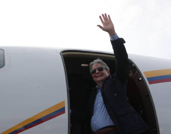 Lasso aborda el avión, antes de partir a Lima, para la entrega de la Presidencia Pro Témpore de la CAN.
