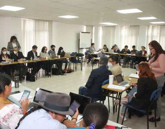 Las mesas de diálogo se desarrollan en las instalaciones de la Conferencia Episcopal Ecuatoriana.