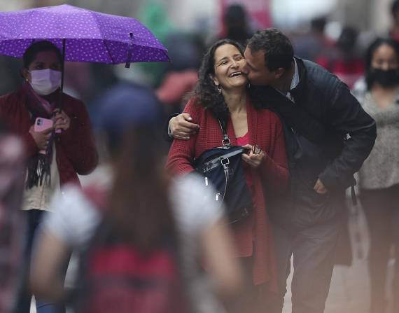 Grupos de personas con y sin mascarillas caminan hoy, por las calles de Quito (Ecuador). José Jácome / EFE / Archivo