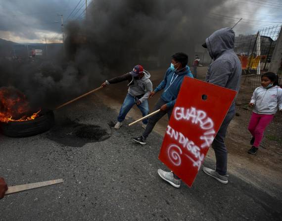 Indígenas encienden hoy barricadas en una carretera mientras protestan para exigir la derogación del alza en los precios de los combustibles, en Pujilí,