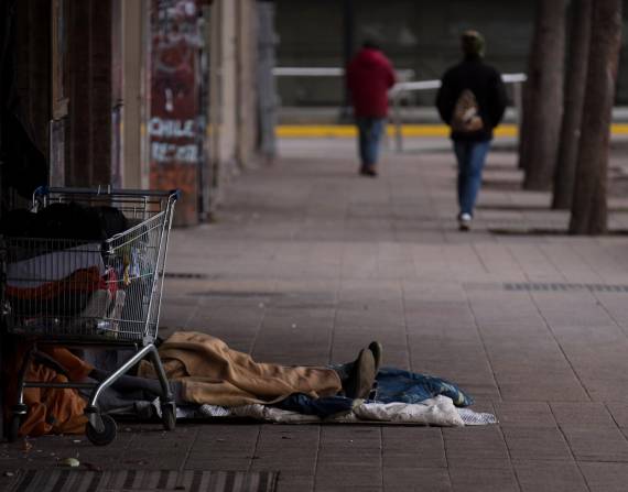 Un hombre sin techo es visto en la calle, en Santiago de Chile, en una fotografía de archivo. EFE/Alberto Valdés