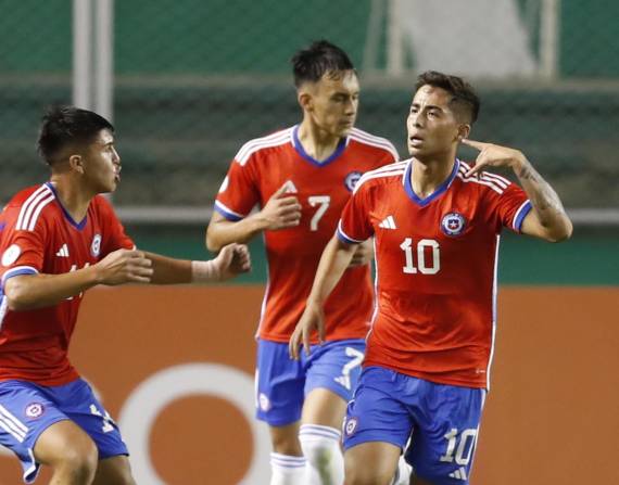 Lucas Assadi (d) de Chile festeja el gol de la victoria sobre Bolivia en el Sudamericano sub-20 de Colombia.