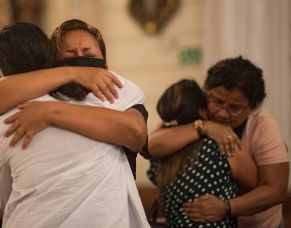 Familiares de los reclusos asesinados en la mayor masacre carcelaria de Ecuador se abrazaban la noche de este martes, en una misa y vigilia en Guayaquil.