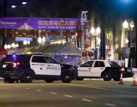 La policía de Los Ángeles cierra una calle en Monterey Pak, California, tras un tiroteo en el que han muerto al menos diez personas. (Foto: EFE)
