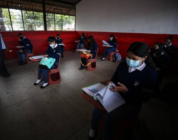 Estudiantes de la Unidad Educativa Agropecuaria Eduardo Salazar Gómez regresan a clases presenciales, tras 15 meses de clases virtuales, hoy, en la zona rural de Pifo, a las afueras de Quito (Ecuador). EFE/ José Jácome