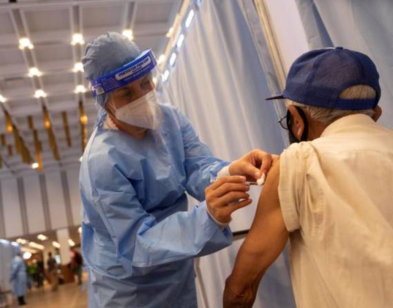 Mijaíl Murashko, ministro de salud, confirmó que si bien ninguna vacuna otorga inmunidad total, reconoce que menos del 1% se contagia con el virus.