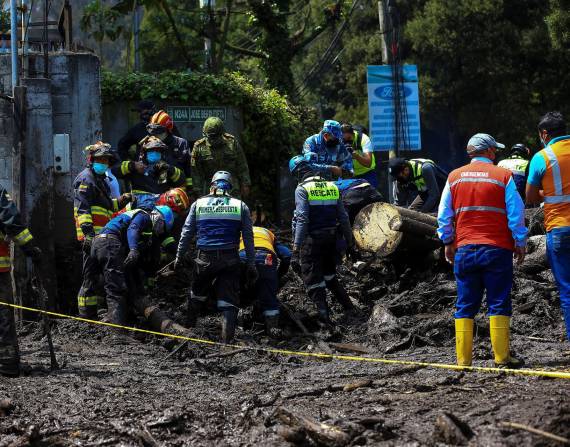 Imagen referencial de la búsqueda realizada por los bomberos de Quito en la zona cero del desastre.