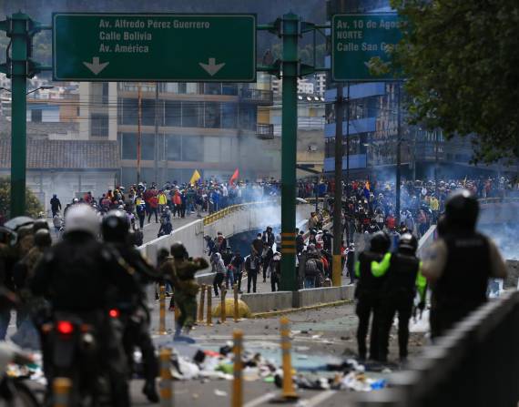 Manifestantes se enfrentan con agentes de policía en el noveno día del paro en Quito.