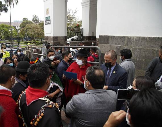 Leonidas Iza llega a reunirse con el presidente de la república Guillermo Lasso.