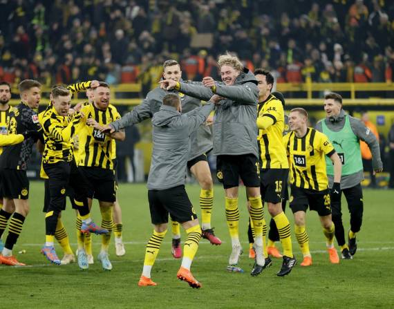 Los jugadores del Borussia Dortmund festejan la victoria y el liderato de la Bundesliga tras imponerse al Leipzig.