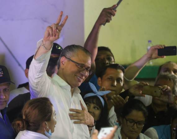 Jorge Glas celebró su libertad con simpatinzantes en Guayaquil.