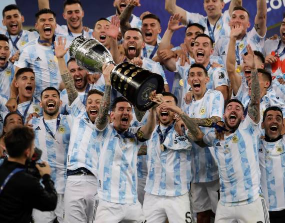 Lionel Messi (c) y jugadores de Argentina celebran con la copa el triunfo ante Brasil hoy, en la final de la Copa América entre Argentina y Brasil en el estadio Maracana en Río de Janeiro (Brasil).