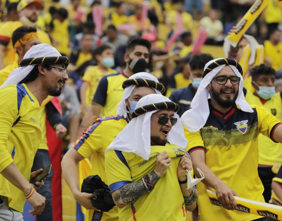 Aficionados de Ecuador se encuentran en el Estadio Monumental para presenciar el partido Ecuador vs Argentina