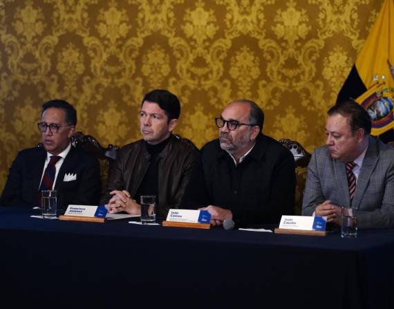 Ministros dan rueda de prensa sobre presunto caso de corrupción.