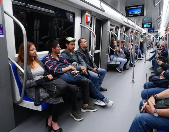 Primer día de operaciones del Metro de Quito, hacia la estación El Labrador.