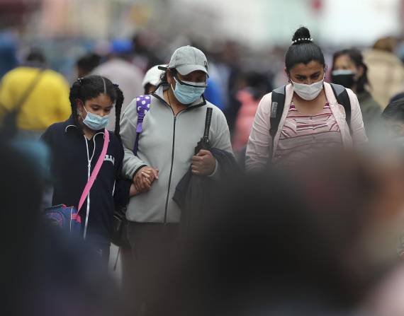 Personas en Ecuador no han abandonado del todo el uso de la mascarilla.