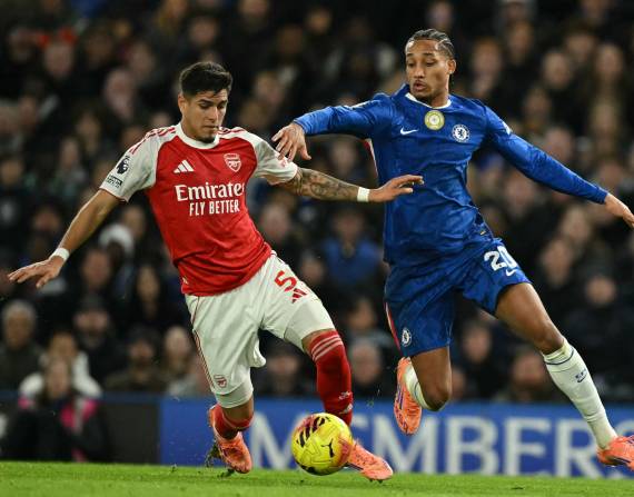 Piero Hincapie en una jugada ante Joao Pedro durante el duelo Arsenal vs. Chelsea.