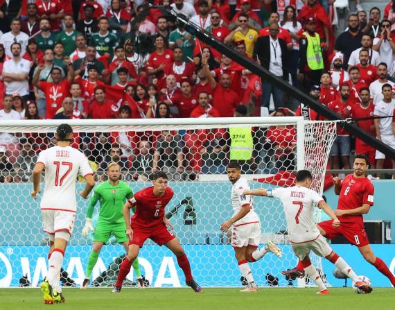 Doha (Qatar), 22/11/2022.- Youssef Msakni (2-R) of Tunisia in action against Thomas Delaney (R) of Denmark during the FIFA World Cup 2022 group D soccer match between Denmark and Tunisia at Education City Stadium in Doha, Qatar, 22 November 2022. (Mundial de Fútbol, Dinamarca, Túnez, Túnez, Catar) EFE/EPA/Abedin Taherkenareh