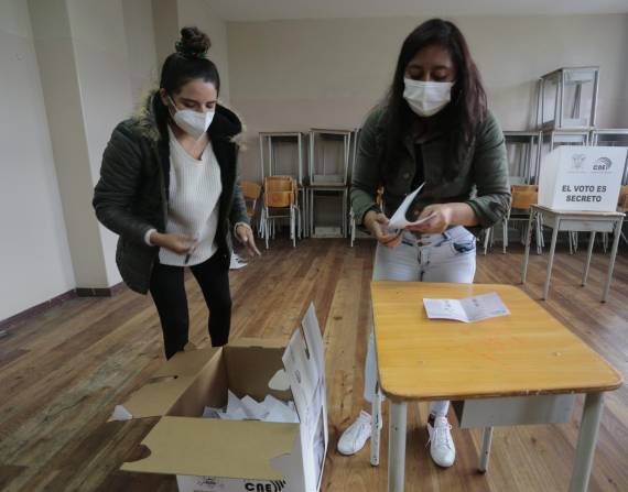 Jurados de votación realizan el conteo de votos tras las Elecciones en el centro de votación Colegio Manuela Cañizarez, en Quito (Ecuador), en una fotografía de archivo.