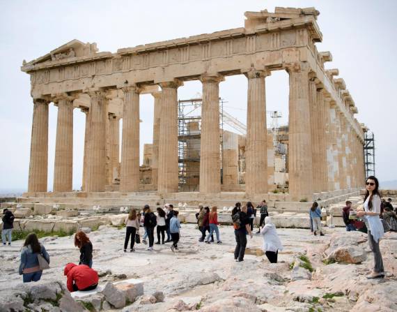 Turistas ante el Partenon en la Acrópolis de Atenas en 2018. EFE/ Laurent Gillieron