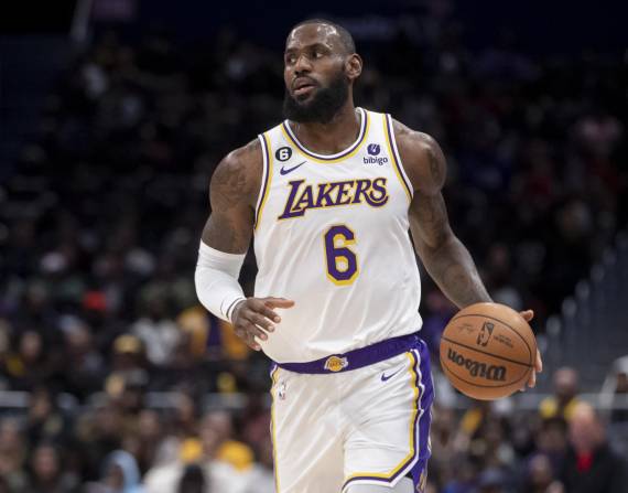 El alero de los Angeles Lakers, LeBron James, en una fotografía de archivo. EFE/EPA/MICHAEL REYNOLDS