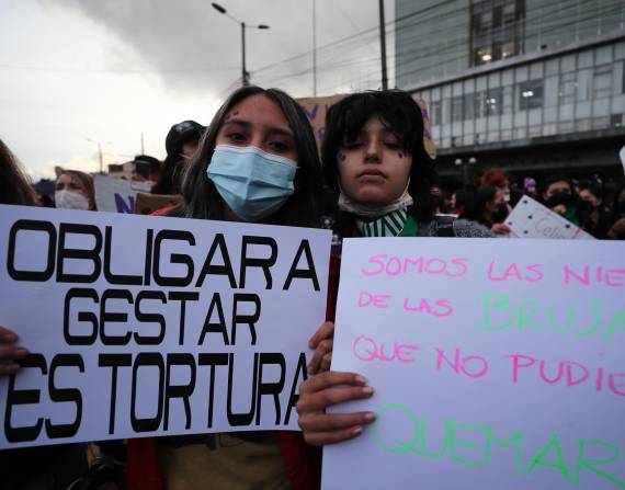Dos jóvenes muestran carteles de protestan durante una movilización de cientos de mujeres que se toman las calles hoy con motivo del Día Internacional de la Mujer, en Quito (Ecuador). EFE/ José Jácome